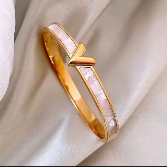 Gold Luxury Letter V Bangle Bracelet - Picture 1 of 3